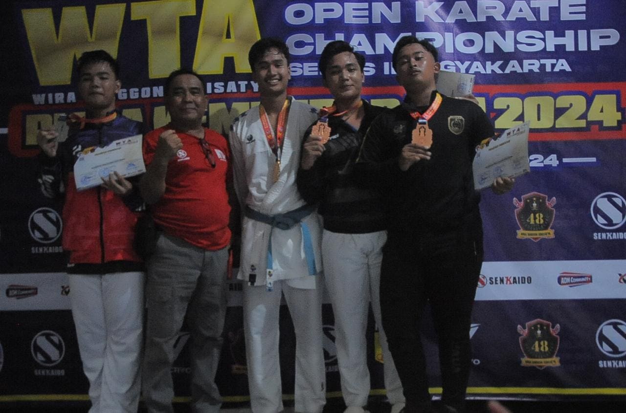 Foto podium pengalungan medali